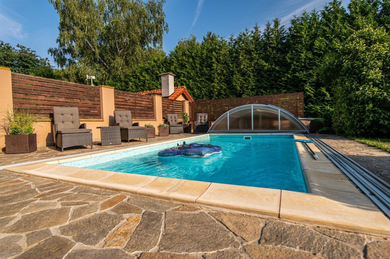 Villa With Pool & Sauna In Beer Village Velké Popovice Extérieur photo