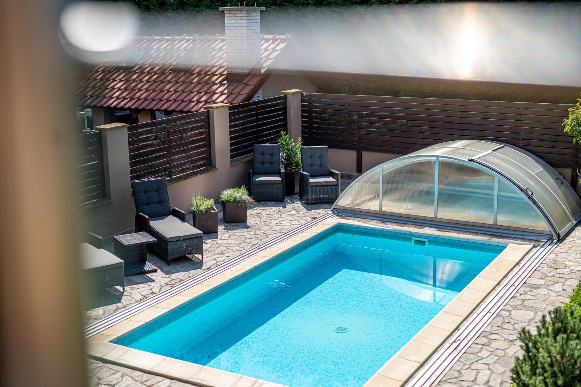 Villa With Pool & Sauna In Beer Village Velké Popovice Extérieur photo