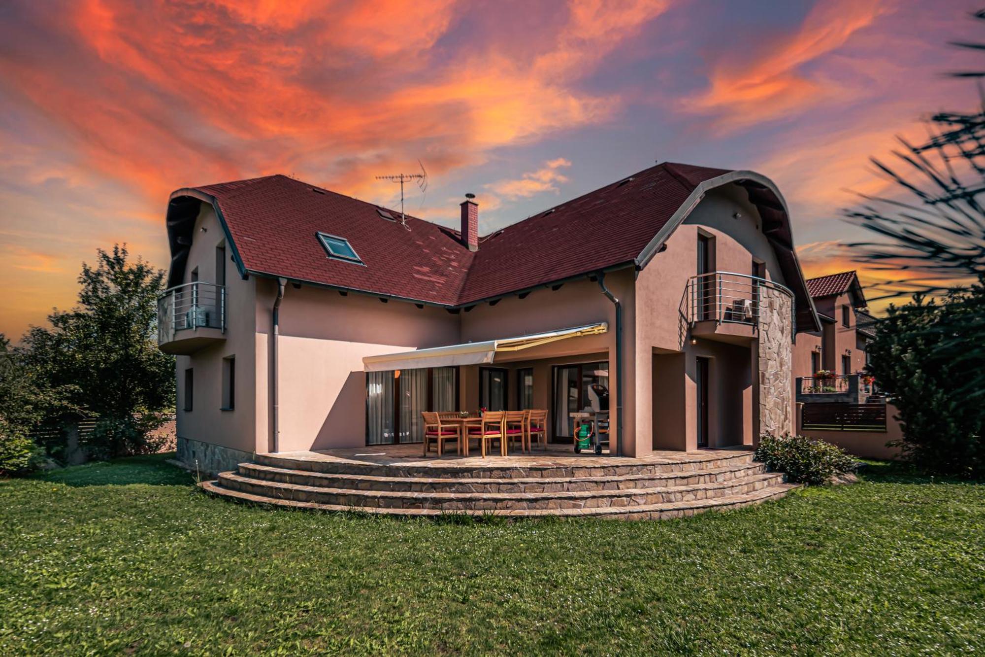 Villa With Pool & Sauna In Beer Village Velké Popovice Extérieur photo