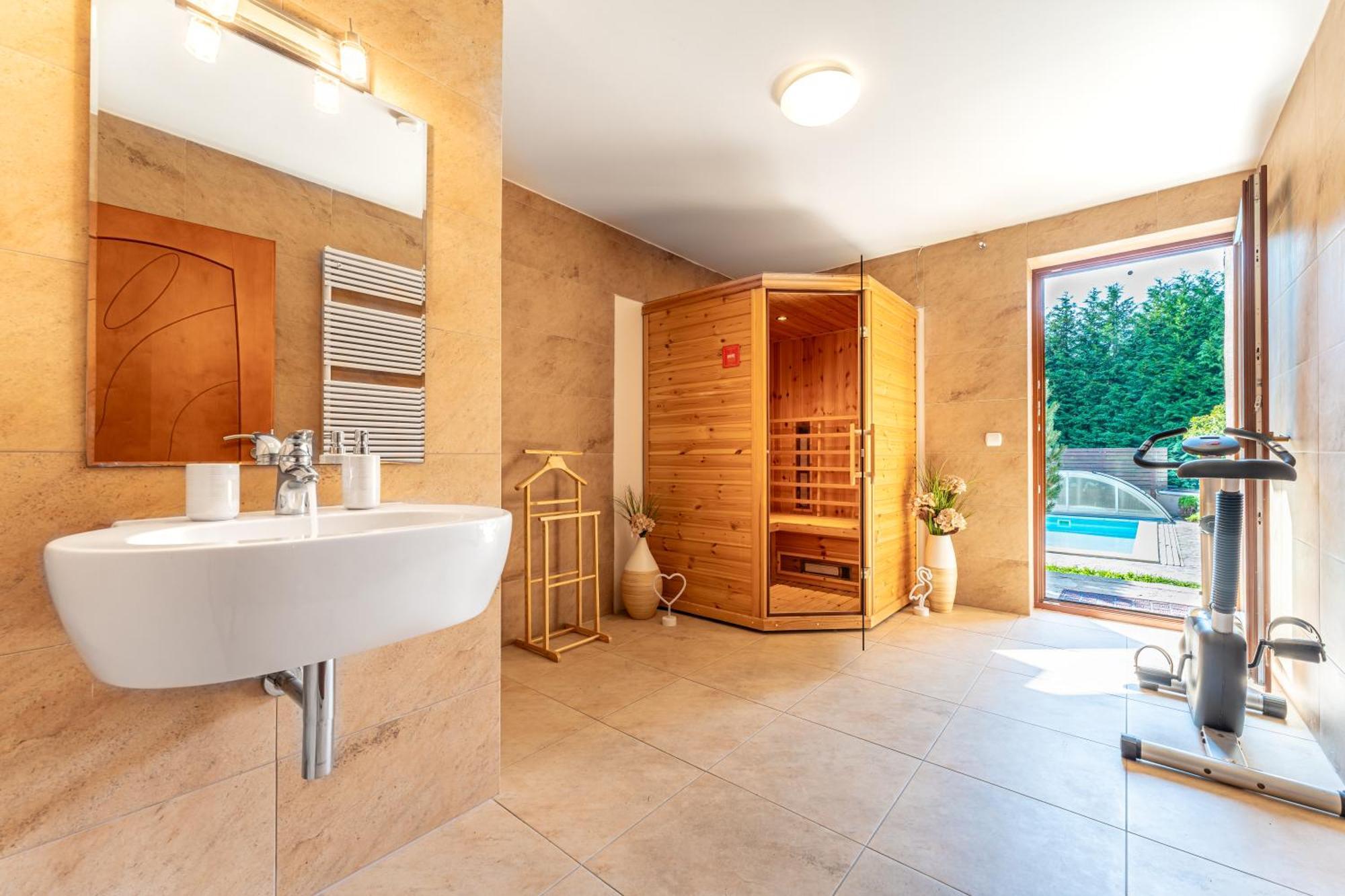 Villa With Pool & Sauna In Beer Village Velké Popovice Extérieur photo